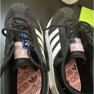 Good condition!! Active shoes or casual. Black